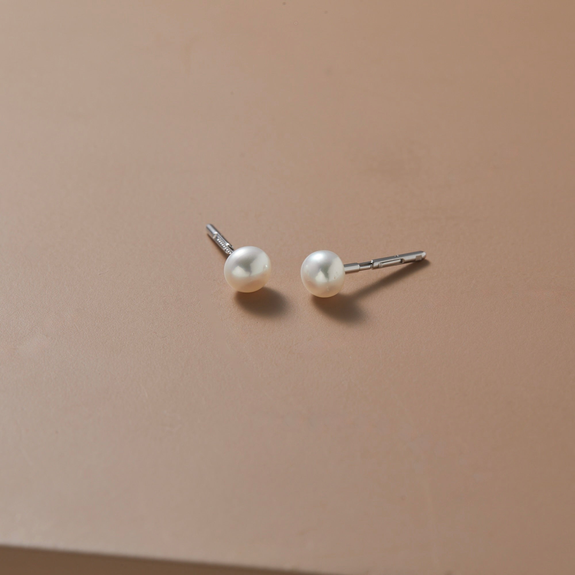 Charisma Button White 5.0mm